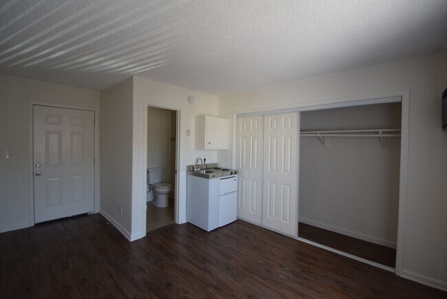 Building Photo - 5321-25
