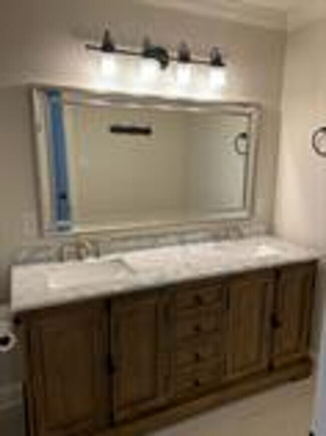 Building Photo - Spacious 3 bed/2 bath rental - Available early June!