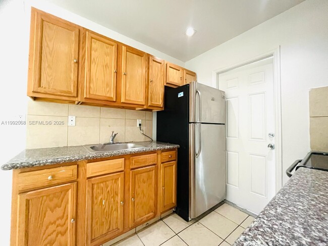 Building Photo - 608 SW 16th Ave