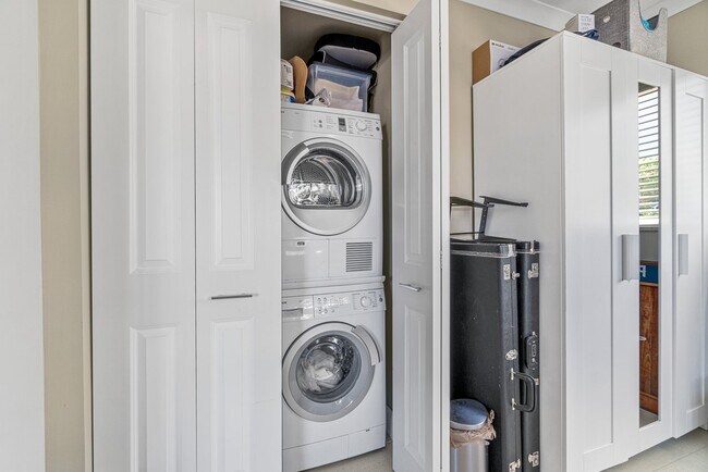 Building Photo - 2311 NE 36th St