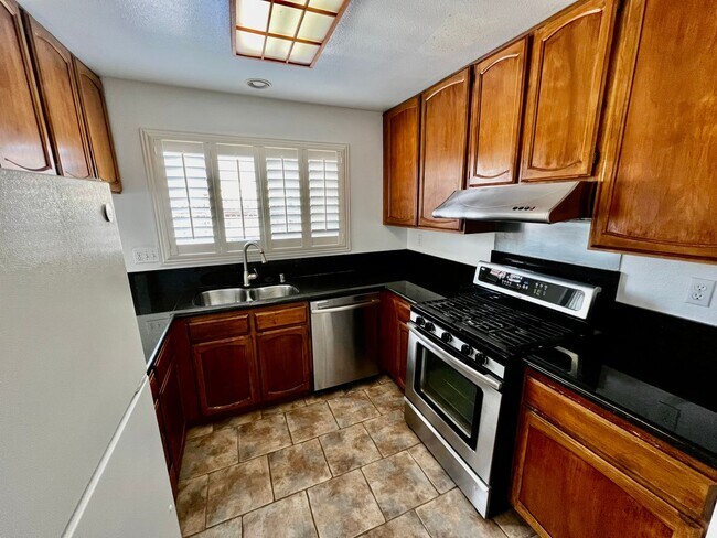 Building Photo - Great 3B/2BA House in Escondido w/ AC & At...