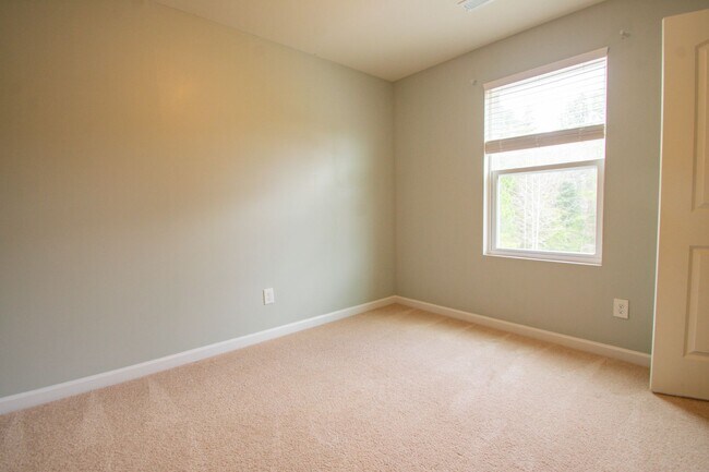 Building Photo - 4 Bedroom 3 Bathroom Home- Pets Okay!