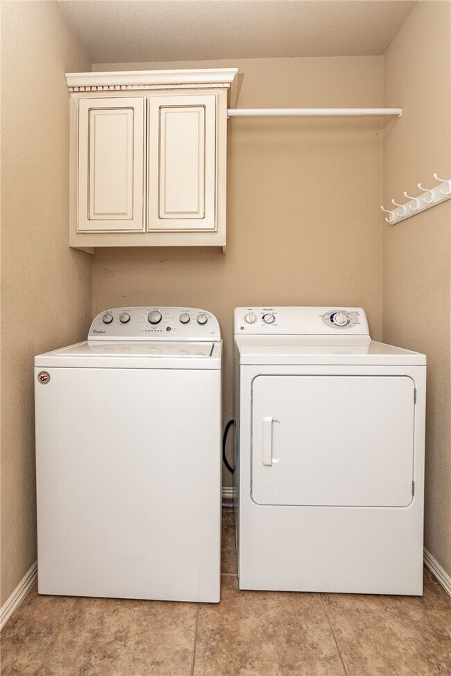 Building Photo - 3908 SW Ridgepointe Ave