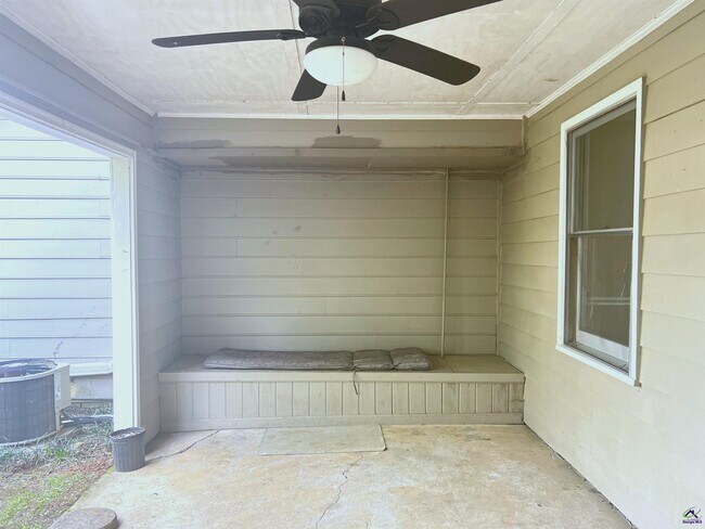 Building Photo - 137 N Springs Ct