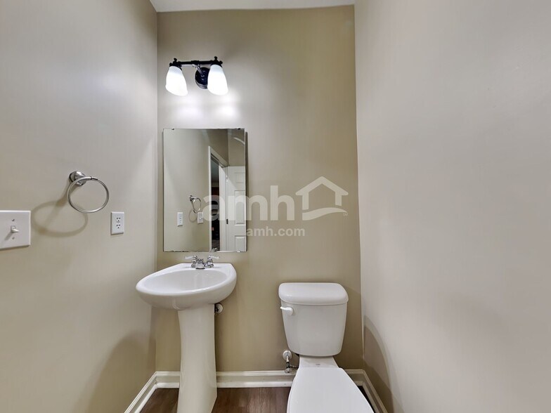 Building Photo - 204 Short Woods Ct