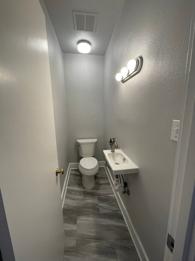 Building Photo - 405 Vassar Dr SE