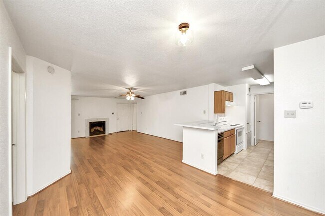 Building Photo - 10757 Braes Bend Dr