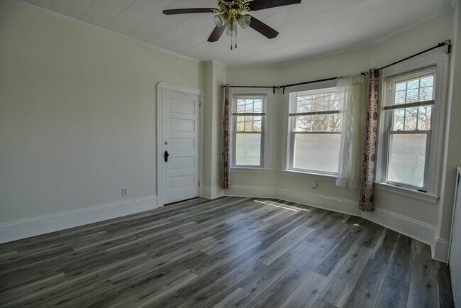 Building Photo - 407-409-409 Bolton St