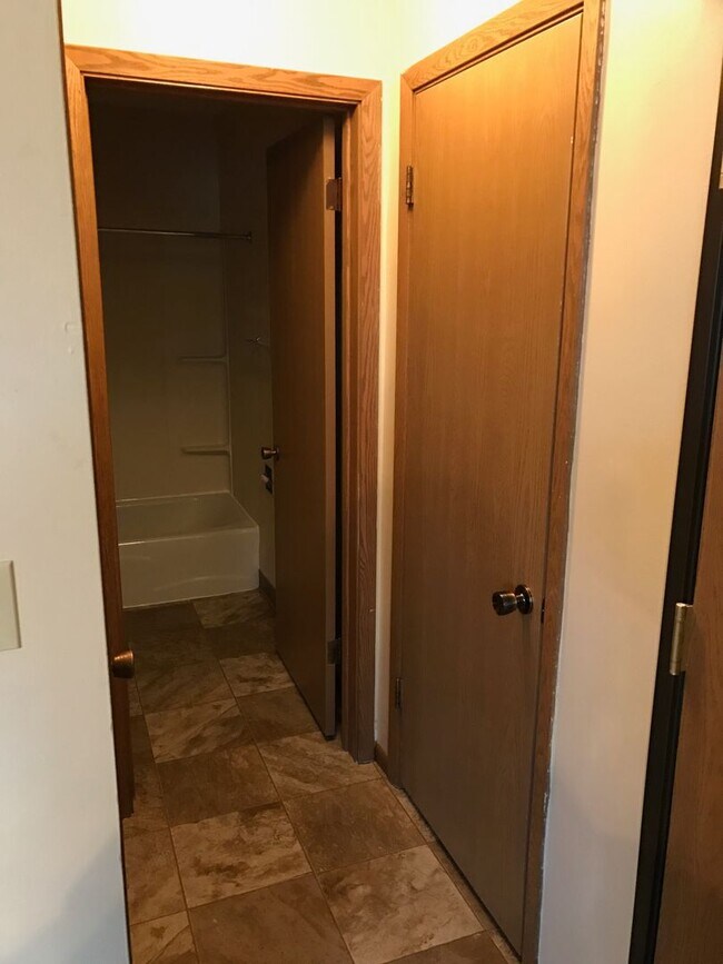 Building Photo - Forestview 1 Bedroom Upper Floor