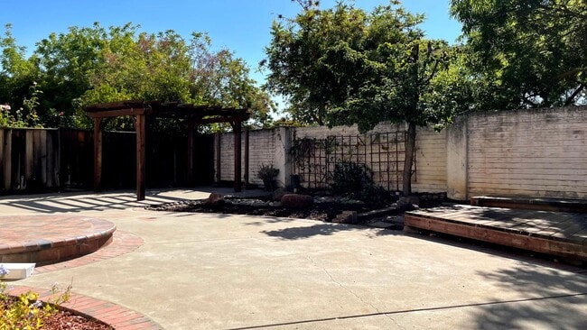 Building Photo - 1124 Calle Almaden
