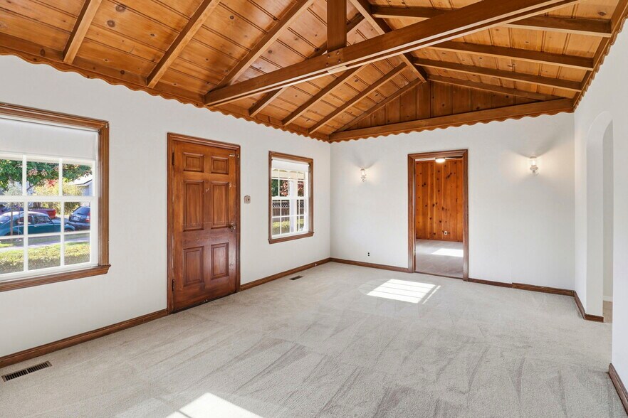 Building Photo - 740 Laurel Ave