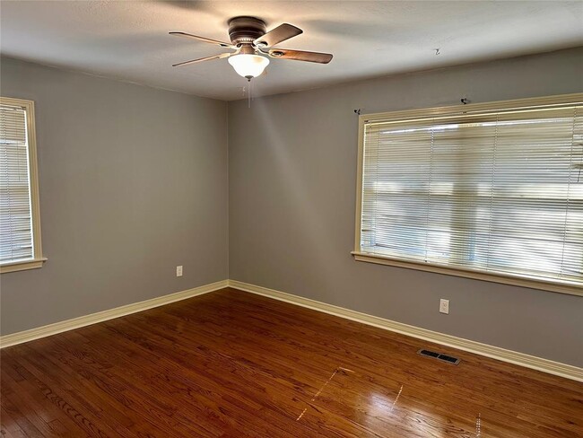 Building Photo - 1224 Westlawn Dr