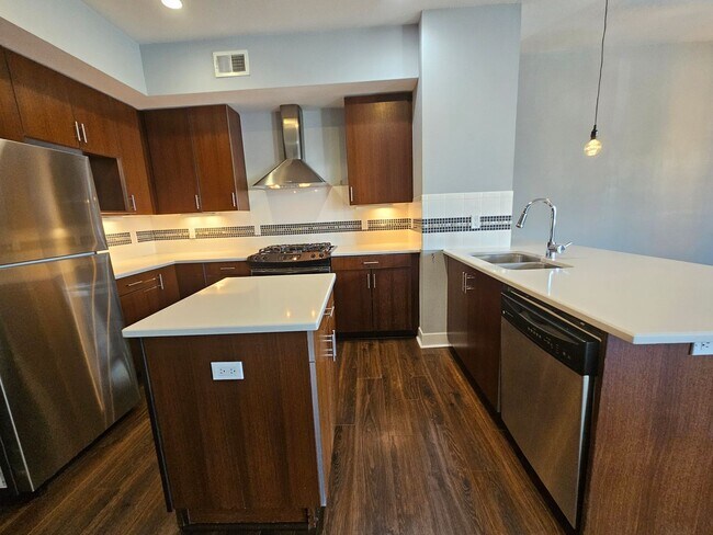 Building Photo - Congress Park High Rise Living! Huge Main Floor 2 Bed 2 Bath