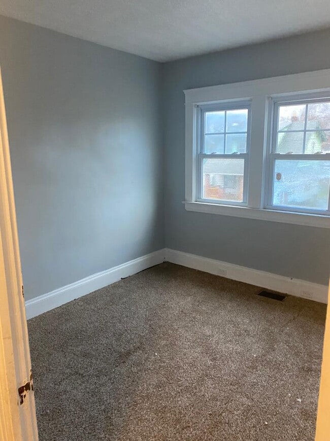 Building Photo - 295 E 238th St