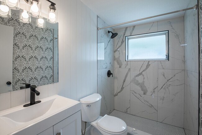 Building Photo - Renovated 4/2