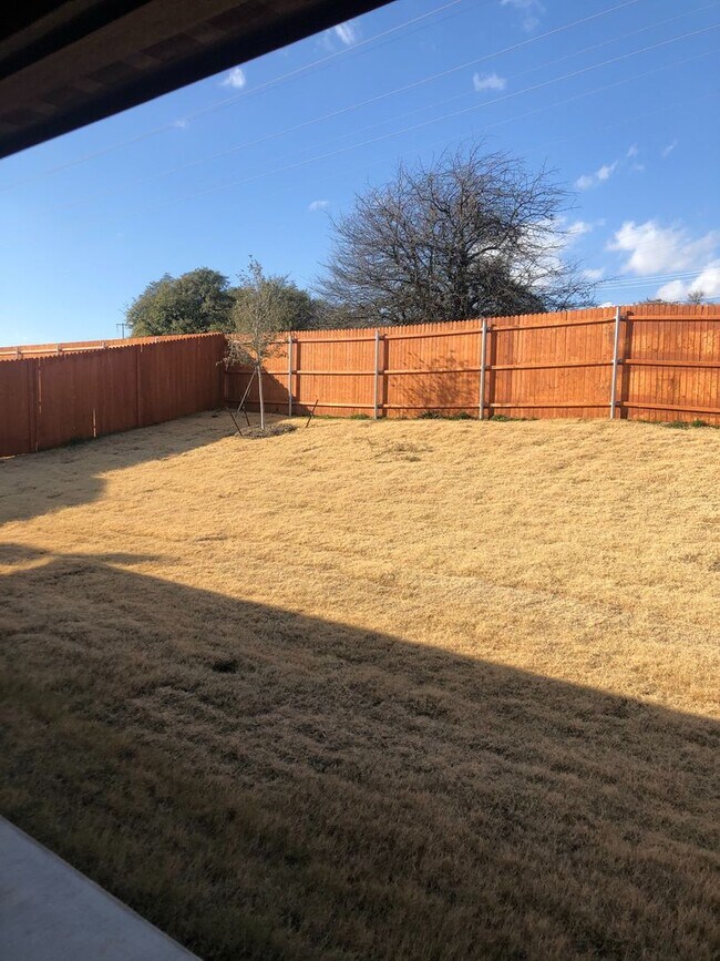 Building Photo - Ranch-Style 3 Bedroom/2bath w Designated O...