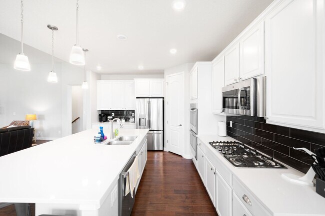 Building Photo - Luxury 6BD, 4BA Sterling Ranch Home with L...