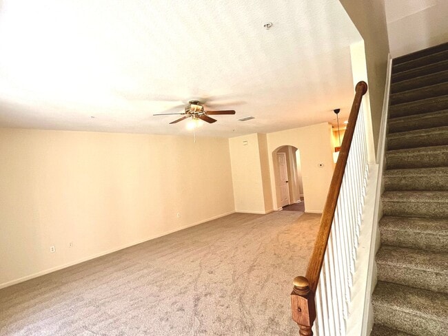 Building Photo - 3 Bedroom, 2.5 Bathroom 2-Story Townhouse in Gated Community - Kissimmee