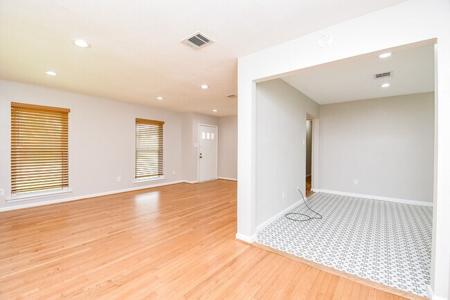 Building Photo - 7901 Ridgeview Dr