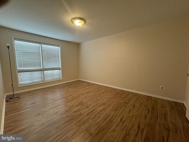 Building Photo - 214 Locust St SE