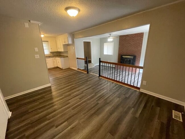 Building Photo - 1306 Northwoods Dr