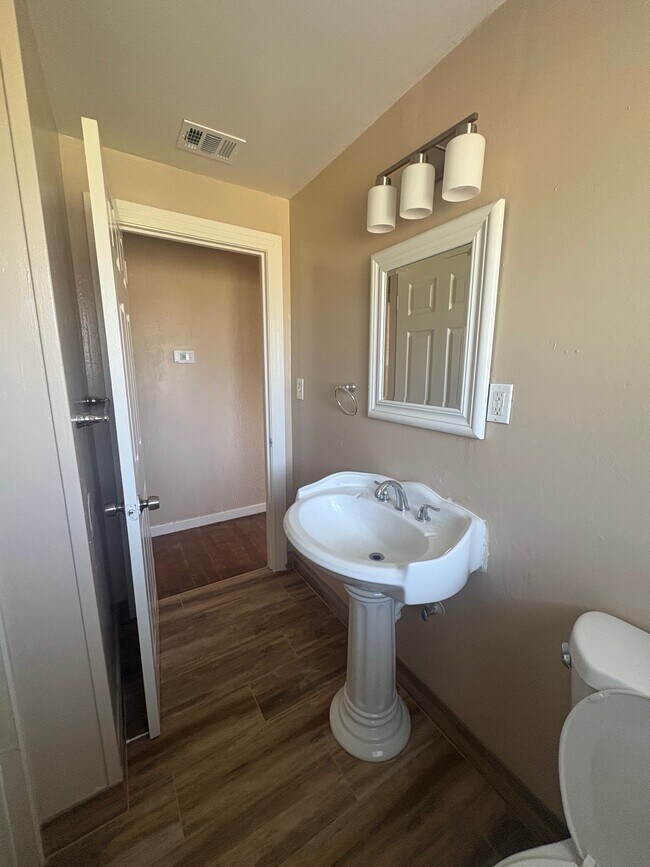 Building Photo - 6832 E Harvey Ave