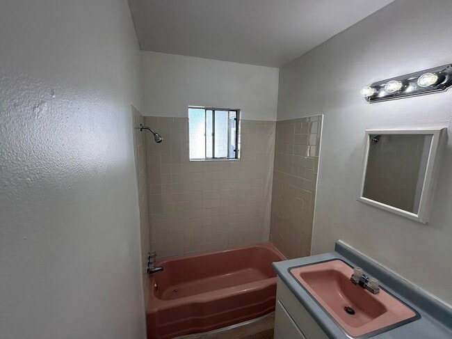 Building Photo - 310 La Veta Dr