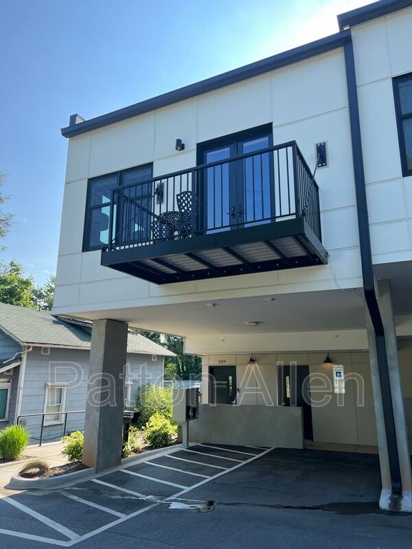 Building Photo - 257 Haywood Rd