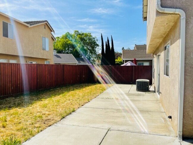 Building Photo - Close to freeway and shopping