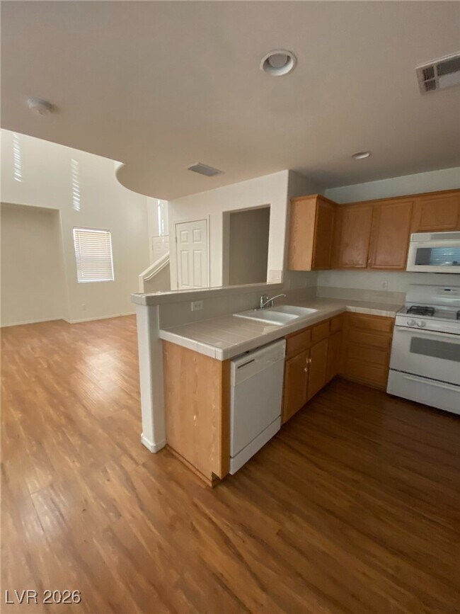 Building Photo - 987 Cantabria Heights Ave