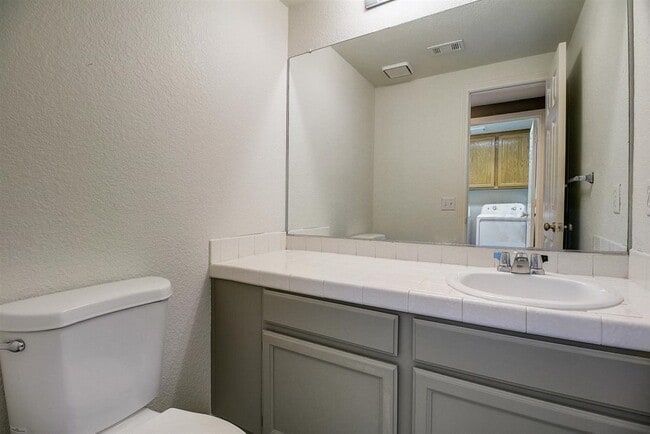 Building Photo - Beautiful 3 Bedroom, 2 Story Home in the Heart of Summerlin!