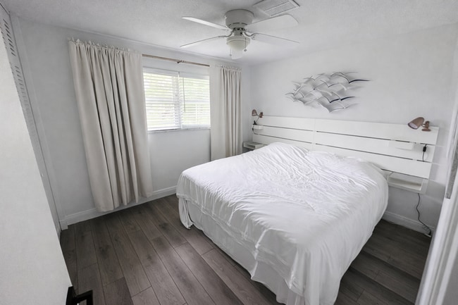 Building Photo - 2563 S Peninsula Dr