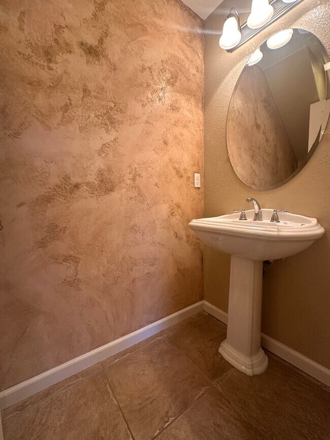 Building Photo - Gorgeous 3 Bed, 2 Bath in Gated Community in Brentwood