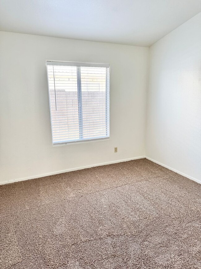 Building Photo - 3 Bedroom/2 Bath Single Level Home! NO HOA