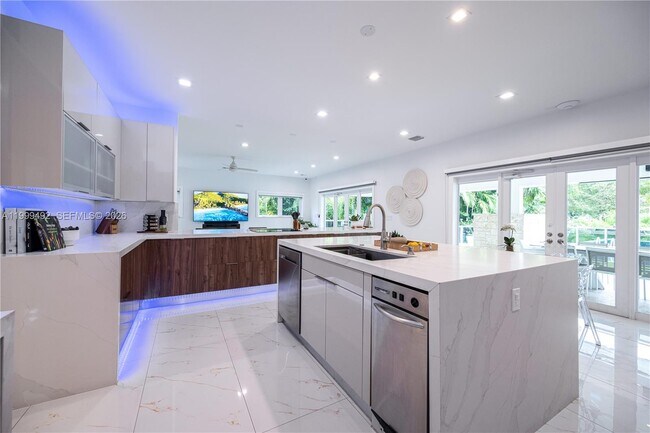 Building Photo - 7125 Los Pinos Blvd