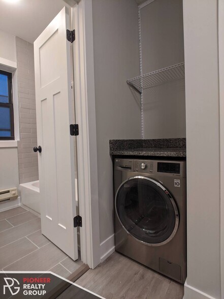 Building Photo - 711 W Brompton Ave