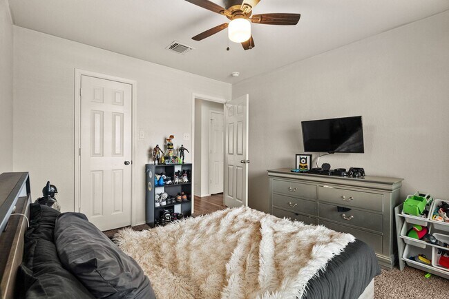 Building Photo - 310 Saddleback Trl