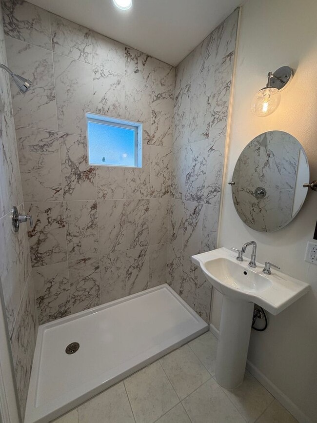 Building Photo - 3 Bedroom | 2 Bathroom | 1 Car Garage | Duplex | Springfield MO!