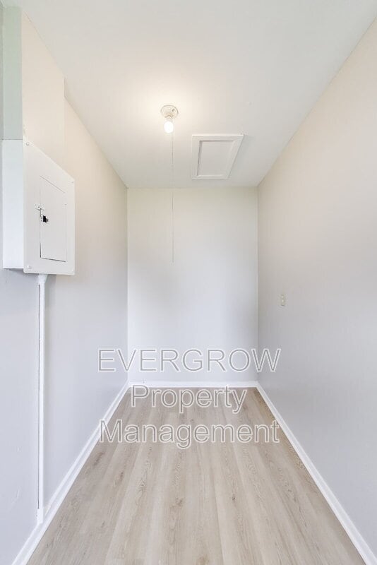 Building Photo - 546 Mooreland Dr