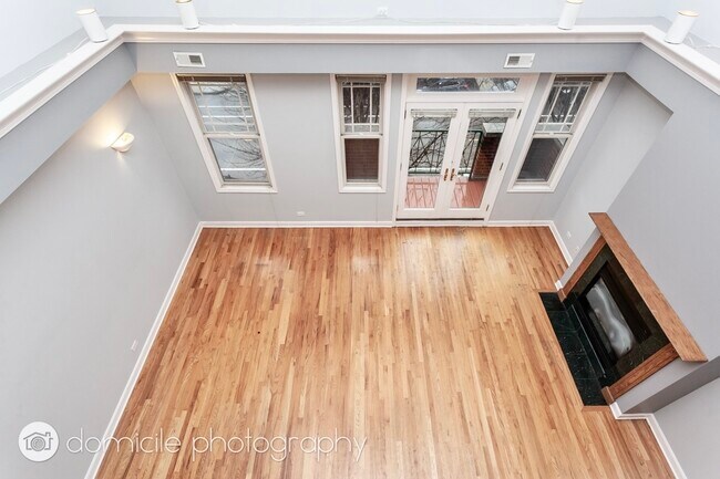 Building Photo - 3835 N Southport Ave