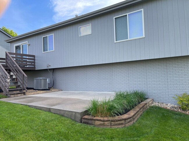 Building Photo - Comfortable 3-Bedroom Home in Desirable Millard West Area - $2,095