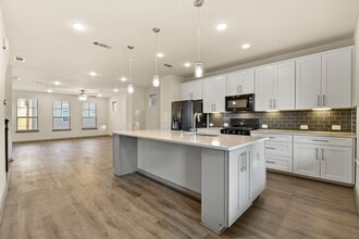 Building Photo - Spacious 4BR/3.5BA Home with In-Law Suite ...