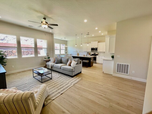 Building Photo - 5-Bedroom home in Desert Canyons
