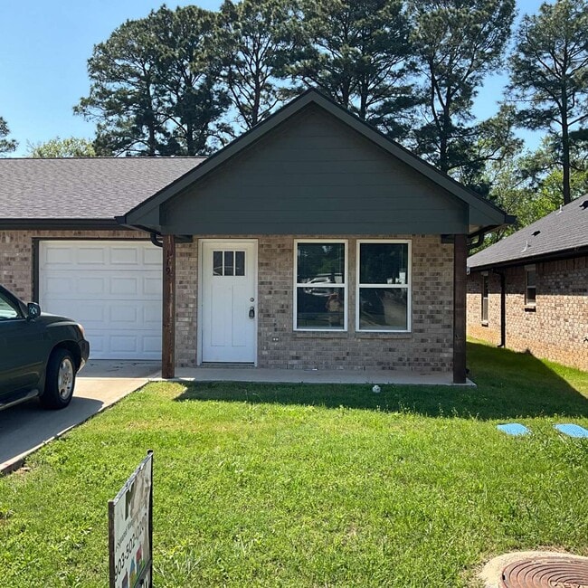 Building Photo - 119 Isabella St