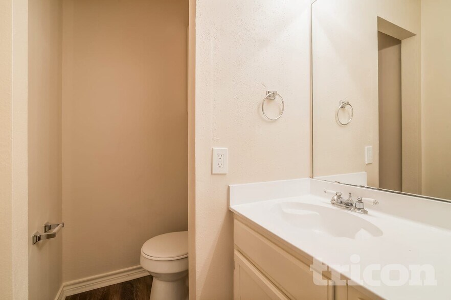 Building Photo - 18139 Lake Bend Dr