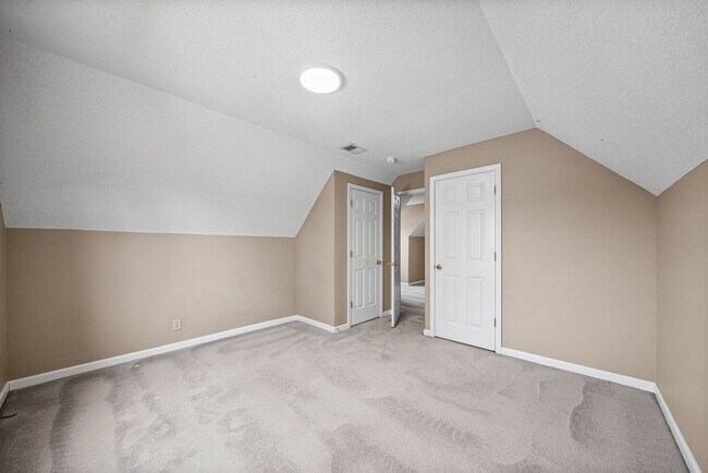 Building Photo - LARGE FENCED IN YARD!!!