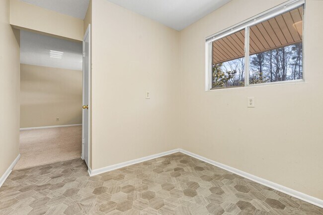 Building Photo - Two bedroom updated paint, carpet washer/dryer included in unit - Immediate Move In