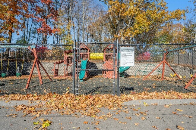 Building Photo - 10 Shrewsbury Green Dr