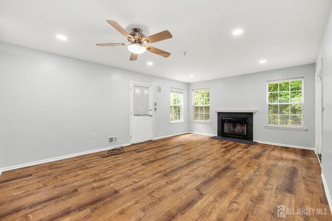 Building Photo - 230 Vasser Dr