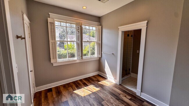 Building Photo - HUGE 9 bedroom house just a few blocks fro...